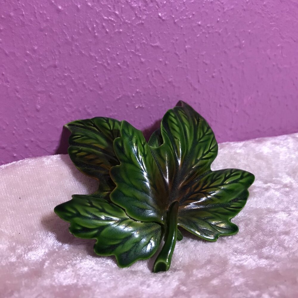 Vintage Green Leaf Pin Brooch Metal Painted EUC Retro Collectible Nature Jewelry - Picture 4 of 8